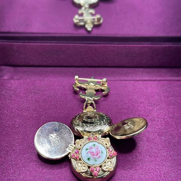 BROOCH: Rare vintage Pegasus, coral gold tone, rose, pink, locket, one of a kind - Picture 7 of 17